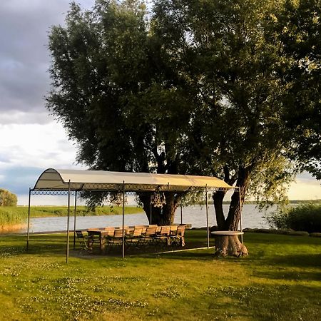 Peeneblick - Traumhaus In Exklusiver Direktlage Am Wasser Mit Eigenem Bootssteg Fuer 8 Personen Rankwitz Bagian luar foto